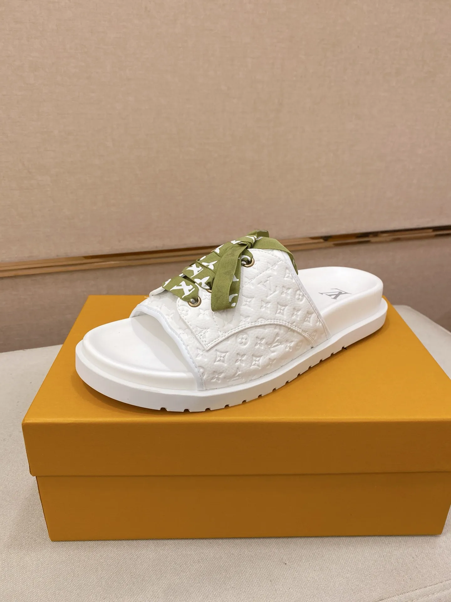 Men's shoes 💰: 340💰Made by LV🔍Top purchasing agents. Men's spring and summer slippers are available at the same counter. The uppers are imported cowhide from Italy, with logo graphics and high-quality craftsmanship. Soles: original soles specially provided by the original factory. Exclusive movable molded soles are super comfortable. Original goods follow orders. 🔍🔍High quality. You can enter and exit the counter at will. Welcome to compare. Size 38-44.
